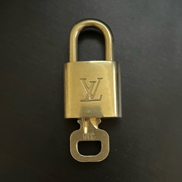 LOUIS VUITTON authentic lock and key - Picture 3 of 4